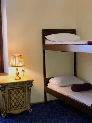 Хостелы Travellers Hostel Baku Баку Кровать в общем 8-местном номере-1